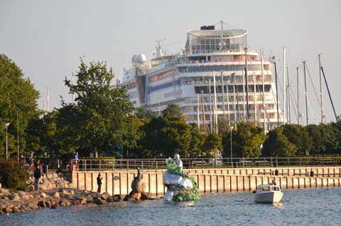 Meerjungfrauen vor einem Kreuzfahrtschiff